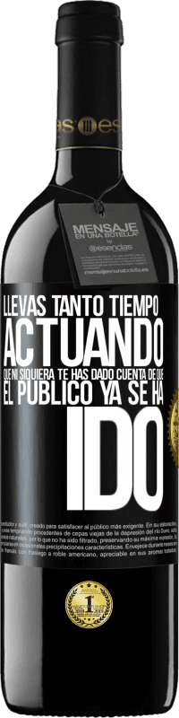 Envío gratis | Vino Tinto Edición RED MBE Reserva Llevas tanto tiempo actuando que ni siquiera te has dado cuenta de que el público ya se ha ido Etiqueta Negra. Etiqueta personalizable Reserva 12 Meses Cosecha 2014 Tempranillo