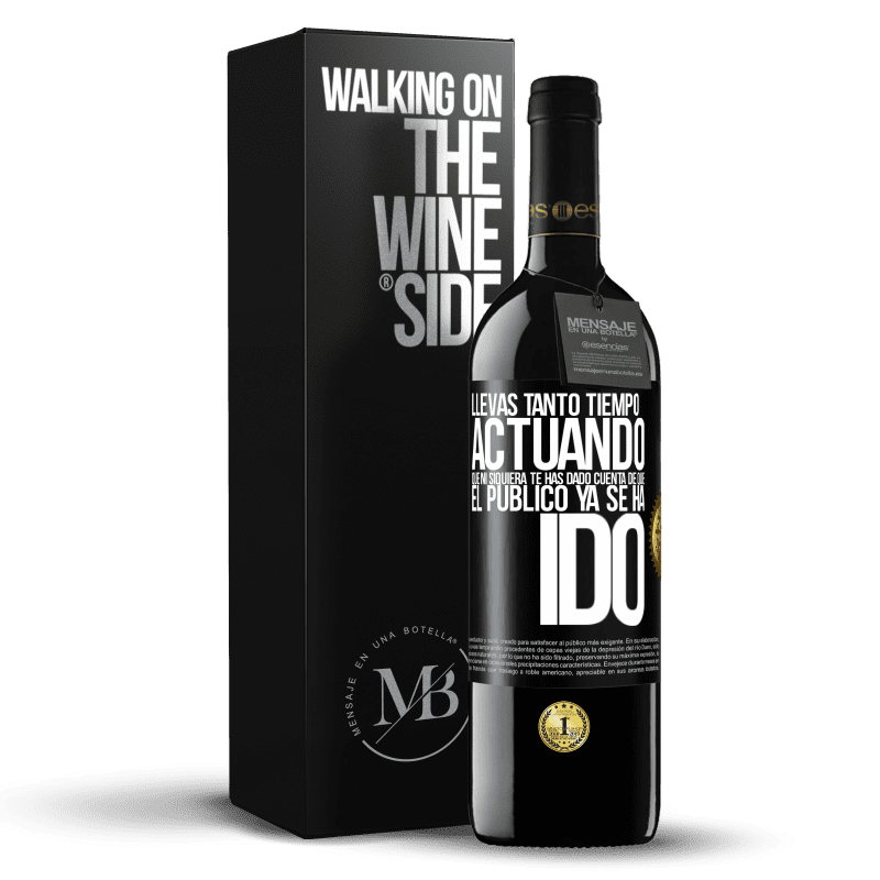 39,95 € Envío gratis | Vino Tinto Edición RED MBE Reserva Llevas tanto tiempo actuando que ni siquiera te has dado cuenta de que el público ya se ha ido Etiqueta Negra. Etiqueta personalizable Reserva 12 Meses Cosecha 2014 Tempranillo