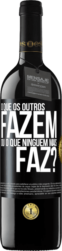 39,95 € | Vinho tinto Edição RED MBE Reserva O que os outros fazem ou o que ninguém mais faz? Etiqueta Preta. Etiqueta personalizável Reserva 12 Meses Colheita 2016 Tempranillo