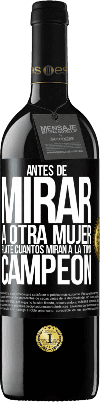 39,95 € Envío gratis | Vino Tinto Edición RED MBE Reserva Antes de mirar a otra mujer, fíjate cuantos miran a la tuya, campeón Etiqueta Negra. Etiqueta personalizable Reserva 12 Meses Cosecha 2016 Tempranillo