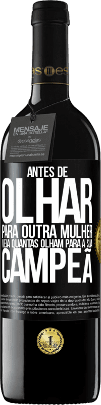 39,95 € Envio grátis | Vinho tinto Edição RED MBE Reserva Antes de olhar para outra mulher veja quantas olham para a sua campeã Etiqueta Preta. Etiqueta personalizável Reserva 12 Meses Colheita 2016 Tempranillo