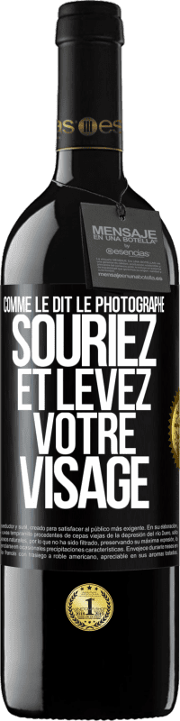 «Comme le dit le photographe, souriez et levez votre visage» Édition RED MBE Réserve