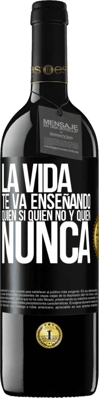 39,95 € Envío gratis | Vino Tinto Edición RED MBE Reserva La vida te va enseñando quién sí, quién no y quién nunca Etiqueta Negra. Etiqueta personalizable Reserva 12 Meses Cosecha 2016 Tempranillo