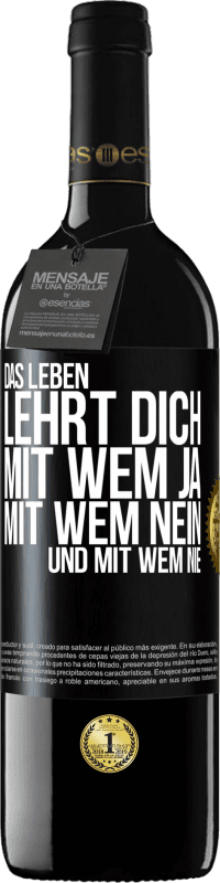 Kostenloser Versand | Rotwein RED Ausgabe MBE Reserve Das Leben lehrt dich, mit wem ja, mit wem nein, und mit wem nie Schwarzes Etikett. Anpassbares Etikett Reserve 12 Monate Ernte 2014 Tempranillo