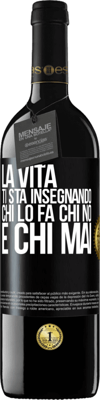 39,95 € Spedizione Gratuita | Vino rosso Edizione RED MBE Riserva La vita ti sta insegnando chi lo fa, chi no e chi mai Etichetta Nera. Etichetta personalizzabile Riserva 12 Mesi Raccogliere 2016 Tempranillo