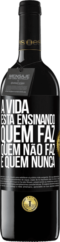 Envio grátis | Vinho tinto Edição RED MBE Reserva A vida está ensinando quem faz, quem não faz e quem nunca Etiqueta Preta. Etiqueta personalizável Reserva 12 Meses Colheita 2014 Tempranillo