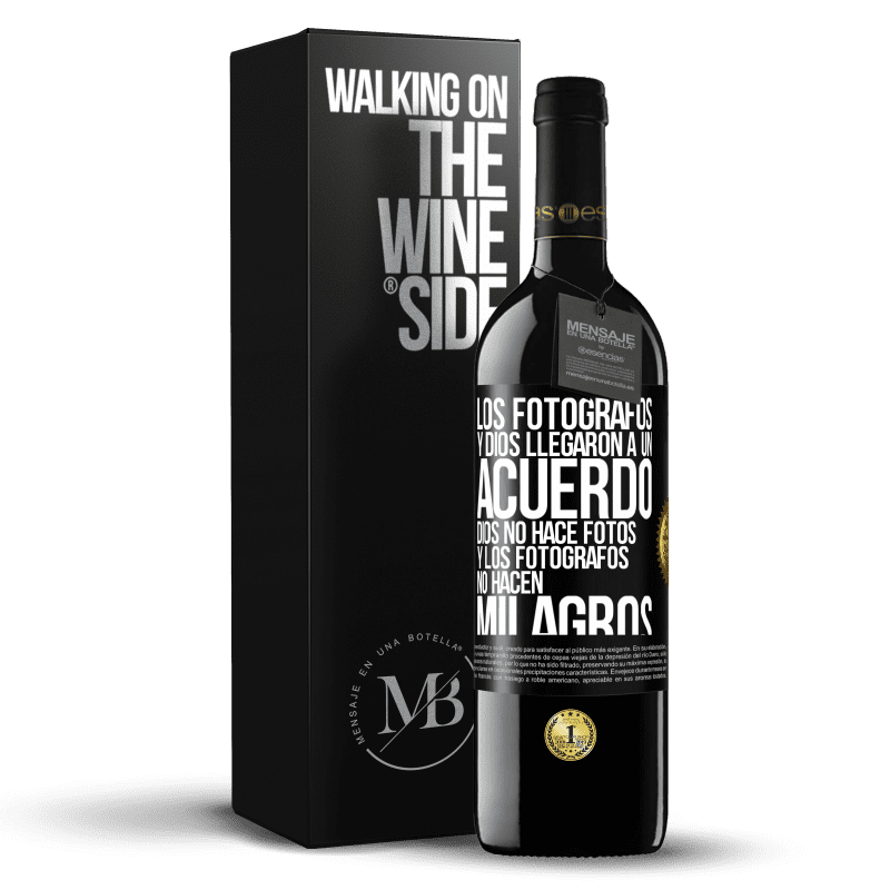 39,95 € Envío gratis | Vino Tinto Edición RED MBE Reserva Los fotógrafos y Dios llegaron a un acuerdo. Dios no hace fotos y los fotógrafos no hacen milagros Etiqueta Negra. Etiqueta personalizable Reserva 12 Meses Cosecha 2014 Tempranillo