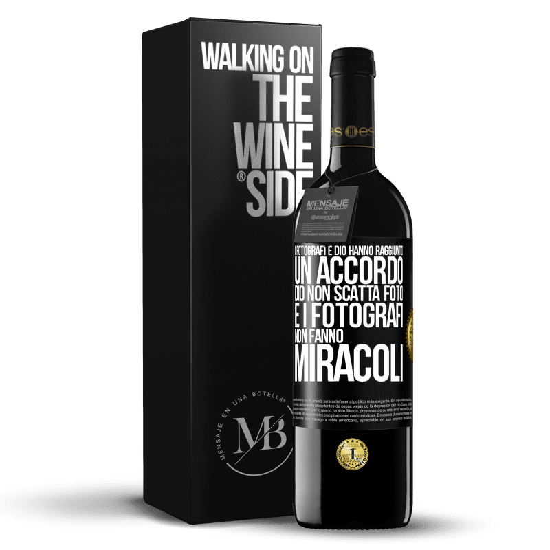 39,95 € Spedizione Gratuita | Vino rosso Edizione RED MBE Riserva I fotografi e Dio hanno raggiunto un accordo. Dio non scatta foto e i fotografi non fanno miracoli Etichetta Nera. Etichetta personalizzabile Riserva 12 Mesi Raccogliere 2014 Tempranillo