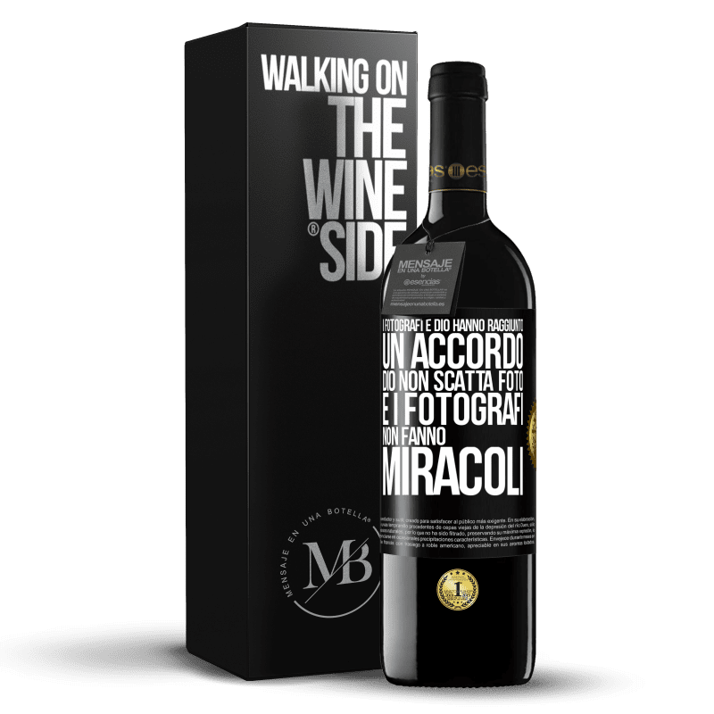 39,95 € Spedizione Gratuita | Vino rosso Edizione RED MBE Riserva I fotografi e Dio hanno raggiunto un accordo. Dio non scatta foto e i fotografi non fanno miracoli Etichetta Nera. Etichetta personalizzabile Riserva 12 Mesi Raccogliere 2016 Tempranillo