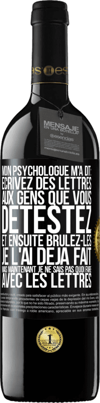 39,95 € | Vin rouge Édition RED MBE Réserve Mon psychologue m'a dit: écrivez des lettres aux gens que vous détestez et ensuite brûlez-les. Je l'ai déjà fait, mais maintenan Étiquette Noire. Étiquette personnalisable Réserve 12 Mois Récolte 2015 Tempranillo