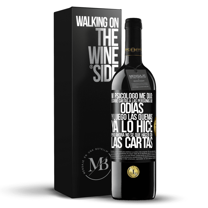 39,95 € Envío gratis | Vino Tinto Edición RED MBE Reserva Mi psicólogo me dijo: escribe cartas a las personas que odias y luego las quemas. Ya lo hice, pero ahora no sé qué hacer con Etiqueta Negra. Etiqueta personalizable Reserva 12 Meses Cosecha 2014 Tempranillo