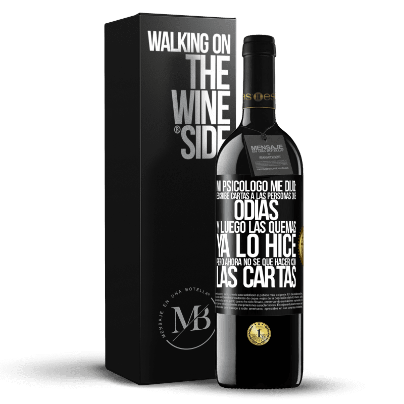 39,95 € Envío gratis | Vino Tinto Edición RED MBE Reserva Mi psicólogo me dijo: escribe cartas a las personas que odias y luego las quemas. Ya lo hice, pero ahora no sé qué hacer con Etiqueta Negra. Etiqueta personalizable Reserva 12 Meses Cosecha 2016 Tempranillo