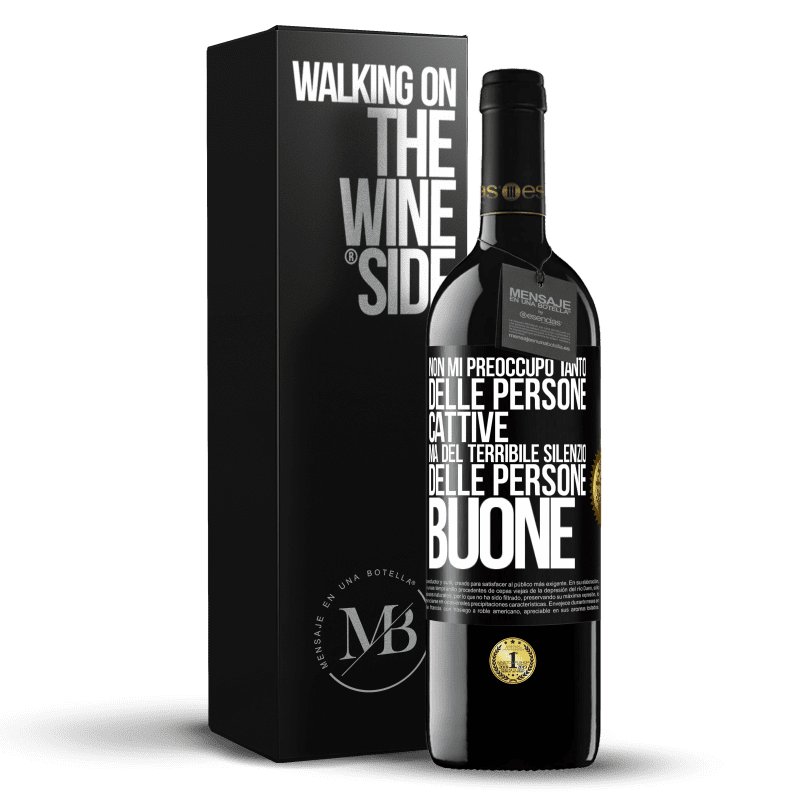 39,95 € Spedizione Gratuita | Vino rosso Edizione RED MBE Riserva Non mi preoccupo tanto delle persone cattive, ma del terribile silenzio delle persone buone Etichetta Nera. Etichetta personalizzabile Riserva 12 Mesi Raccogliere 2016 Tempranillo