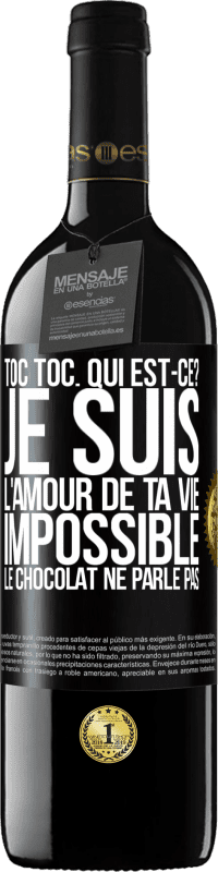 39,95 € | Vin rouge Édition RED MBE Réserve Toc Toc. Qui est-ce? Je suis l'amour de ta vie. Impossible, le chocolat ne parle pas Étiquette Noire. Étiquette personnalisable Réserve 12 Mois Récolte 2016 Tempranillo