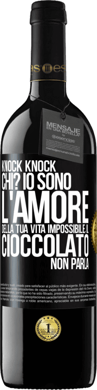 Spedizione Gratuita | Vino rosso Edizione RED MBE Riserva Knock Knock. Chi? Io sono l'amore della tua vita Impossibile, il cioccolato non parla Etichetta Nera. Etichetta personalizzabile Riserva 12 Mesi Raccogliere 2014 Tempranillo