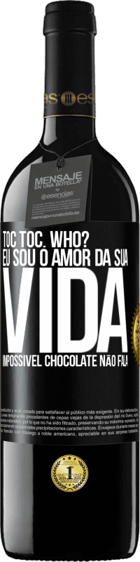 Envio grátis | Vinho tinto Edição RED MBE Reserva TOC Toc. Who? Eu sou o amor da sua vida. Impossível chocolate não fala Etiqueta Preta. Etiqueta personalizável Reserva 12 Meses Colheita 2014 Tempranillo