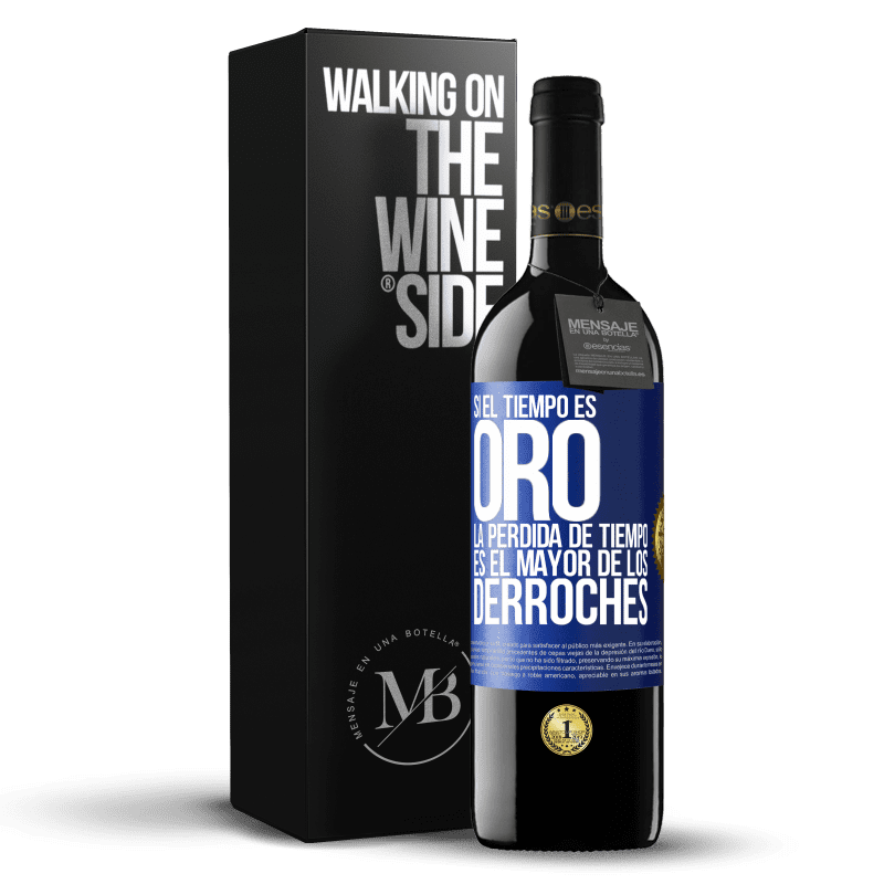 39,95 € Envío gratis | Vino Tinto Edición RED MBE Reserva Si el tiempo es oro, la pérdida de tiempo es el mayor de los derroches Etiqueta Azul. Etiqueta personalizable Reserva 12 Meses Cosecha 2016 Tempranillo