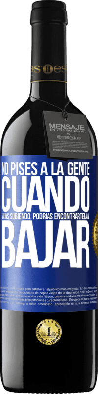 39,95 € | Vino Tinto Edición RED MBE Reserva No pises a la gente cuando vayas subiendo, podrías encontrártela al bajar Etiqueta Azul. Etiqueta personalizable Reserva 12 Meses Cosecha 2015 Tempranillo