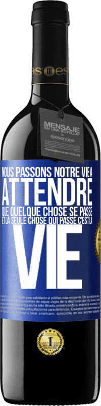 39,95 € Envoi gratuit | Vin rouge Édition RED MBE Réserve Nous passons notre vie à attendre que quelque chose se passe et la seule chose qui passe c'est la vie Étiquette Bleue. Étiquette personnalisable Réserve 12 Mois Récolte 2014 Tempranillo