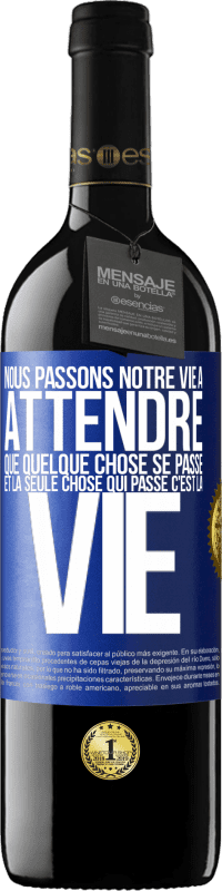39,95 € Envoi gratuit | Vin rouge Édition RED MBE Réserve Nous passons notre vie à attendre que quelque chose se passe et la seule chose qui passe c'est la vie Étiquette Bleue. Étiquette personnalisable Réserve 12 Mois Récolte 2016 Tempranillo