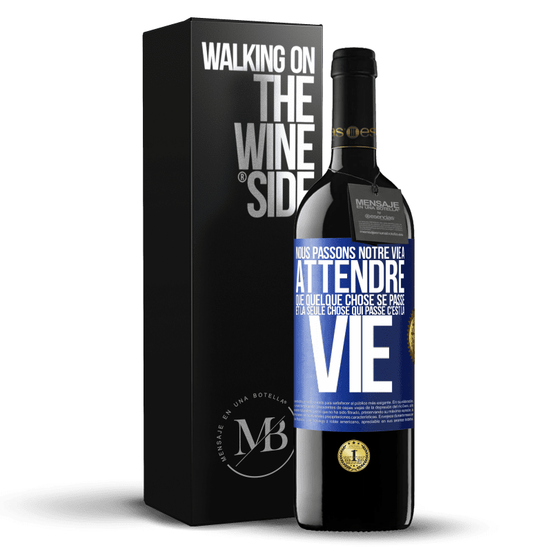 39,95 € Envoi gratuit | Vin rouge Édition RED MBE Réserve Nous passons notre vie à attendre que quelque chose se passe et la seule chose qui passe c'est la vie Étiquette Bleue. Étiquette personnalisable Réserve 12 Mois Récolte 2015 Tempranillo