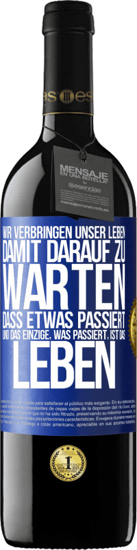 39,95 € Kostenloser Versand | Rotwein RED Ausgabe MBE Reserve Wir verbringen unser Leben damit, darauf zu warten, dass etwas passiert, und das Einzige, was passiert, ist das Leben Blaue Markierung. Anpassbares Etikett Reserve 12 Monate Ernte 2015 Tempranillo