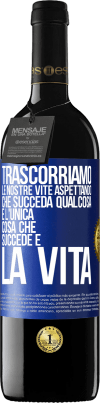 39,95 € | Vino rosso Edizione RED MBE Riserva Trascorriamo le nostre vite aspettando che succeda qualcosa e l'unica cosa che succede è la vita Etichetta Blu. Etichetta personalizzabile Riserva 12 Mesi Raccogliere 2015 Tempranillo