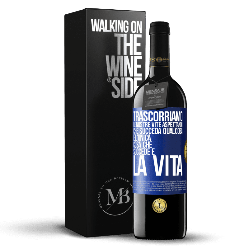 39,95 € Spedizione Gratuita | Vino rosso Edizione RED MBE Riserva Trascorriamo le nostre vite aspettando che succeda qualcosa e l'unica cosa che succede è la vita Etichetta Blu. Etichetta personalizzabile Riserva 12 Mesi Raccogliere 2015 Tempranillo