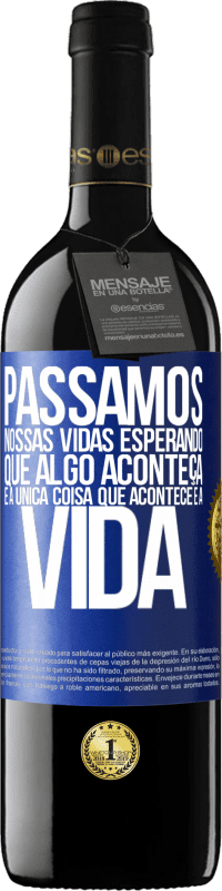 39,95 € | Vinho tinto Edição RED MBE Reserva Passamos nossas vidas esperando que algo aconteça, e a única coisa que acontece é a vida Etiqueta Azul. Etiqueta personalizável Reserva 12 Meses Colheita 2015 Tempranillo