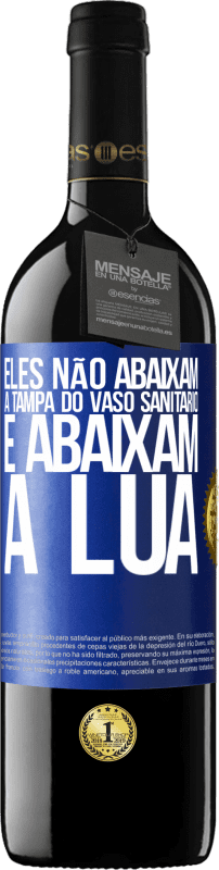 39,95 € | Vinho tinto Edição RED MBE Reserva Eles não abaixam a tampa do vaso sanitário e abaixam a lua Etiqueta Azul. Etiqueta personalizável Reserva 12 Meses Colheita 2015 Tempranillo