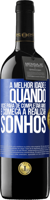 39,95 € | Vinho tinto Edição RED MBE Reserva A melhor idade é quando você para de completar anos e começa a realizar sonhos Etiqueta Azul. Etiqueta personalizável Reserva 12 Meses Colheita 2015 Tempranillo