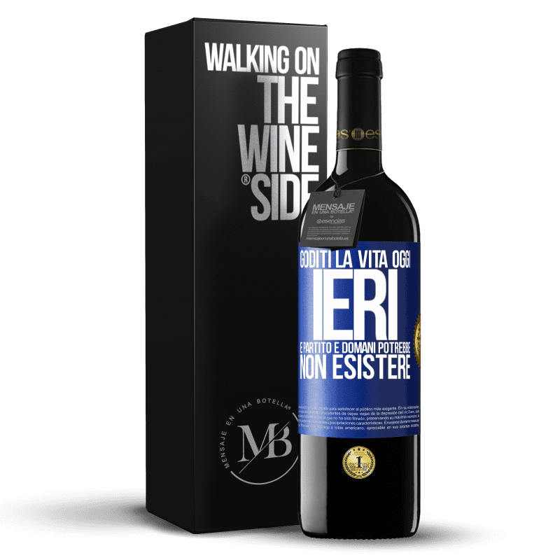 39,95 € Spedizione Gratuita | Vino rosso Edizione RED MBE Riserva Goditi la vita oggi ieri è partito e domani potrebbe non esistere Etichetta Blu. Etichetta personalizzabile Riserva 12 Mesi Raccogliere 2015 Tempranillo