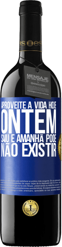 39,95 € | Vinho tinto Edição RED MBE Reserva Aproveite a vida hoje ontem saiu e amanhã pode não existir Etiqueta Azul. Etiqueta personalizável Reserva 12 Meses Colheita 2015 Tempranillo