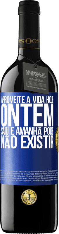 39,95 € | Vinho tinto Edição RED MBE Reserva Aproveite a vida hoje ontem saiu e amanhã pode não existir Etiqueta Azul. Etiqueta personalizável Reserva 12 Meses Colheita 2016 Tempranillo