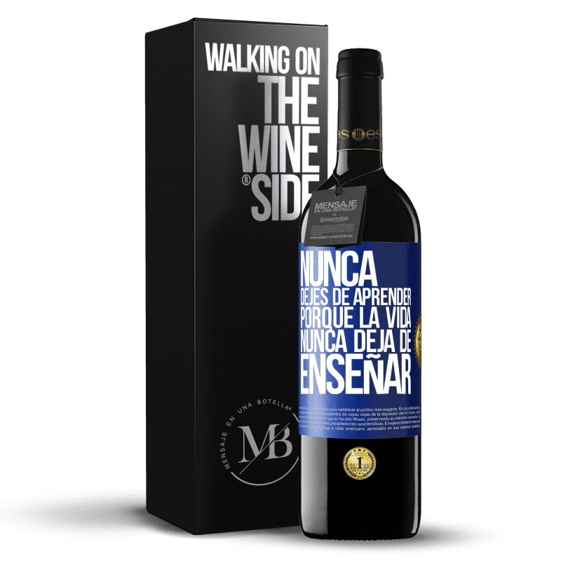 39,95 € Envío gratis | Vino Tinto Edición RED MBE Reserva Nunca dejes de aprender porque la vida nunca deja de enseñar Etiqueta Azul. Etiqueta personalizable Reserva 12 Meses Cosecha 2016 Tempranillo