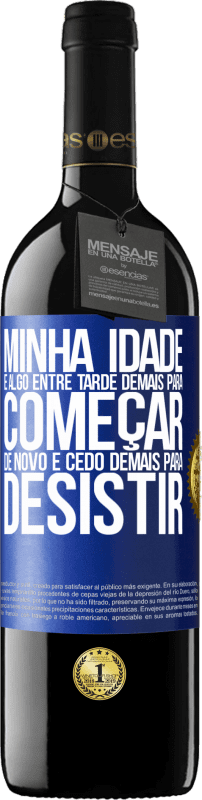39,95 € | Vinho tinto Edição RED MBE Reserva Minha idade é algo entre ... Tarde demais para começar de novo e ... cedo demais para desistir Etiqueta Azul. Etiqueta personalizável Reserva 12 Meses Colheita 2016 Tempranillo