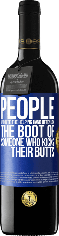 «Люди, которые кусают руку помощи, часто облизывают сапоги того, кто пинает их в попку» Издание RED MBE Бронировать