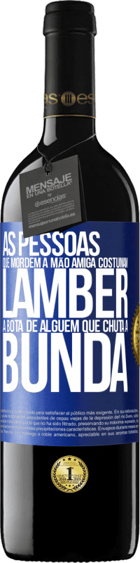 39,95 € | Vinho tinto Edição RED MBE Reserva As pessoas que mordem a mão amiga costumam lamber a bota de alguém que chuta a bunda Etiqueta Azul. Etiqueta personalizável Reserva 12 Meses Colheita 2015 Tempranillo