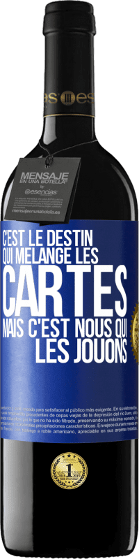 39,95 € | Vin rouge Édition RED MBE Réserve C'est le destin qui mélange les cartes, mais c'est nous qui les jouons Étiquette Bleue. Étiquette personnalisable Réserve 12 Mois Récolte 2015 Tempranillo