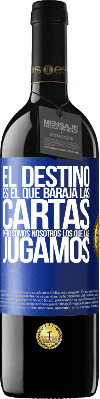 39,95 € | Vino Tinto Edición RED MBE Reserva El destino es el que baraja las cartas, pero somos nosotros los que las jugamos Etiqueta Azul. Etiqueta personalizable Reserva 12 Meses Cosecha 2015 Tempranillo