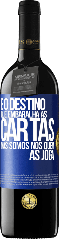 39,95 € | Vinho tinto Edição RED MBE Reserva É o destino que embaralha as cartas, mas somos nós quem as joga Etiqueta Azul. Etiqueta personalizável Reserva 12 Meses Colheita 2015 Tempranillo