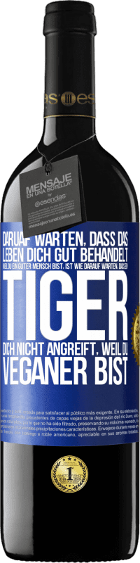 39,95 € Kostenloser Versand | Rotwein RED Ausgabe MBE Reserve Daruaf warten, dass das Leben dich gut behandelt, weil du ein guter Mensch bist, ist wie darauf warten, dass ein Tiger dich nich Blaue Markierung. Anpassbares Etikett Reserve 12 Monate Ernte 2016 Tempranillo