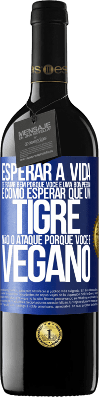 39,95 € Envio grátis | Vinho tinto Edição RED MBE Reserva Esperar a vida te tratar bem porque você é uma boa pessoa é como esperar que um tigre não o ataque porque você é vegano Etiqueta Azul. Etiqueta personalizável Reserva 12 Meses Colheita 2016 Tempranillo