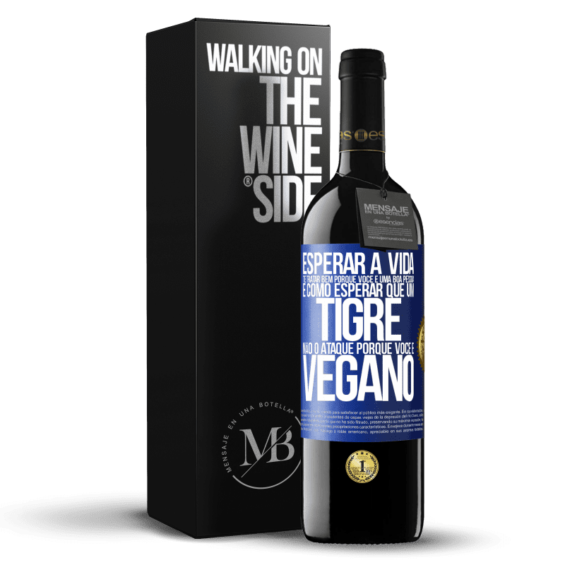 39,95 € Envio grátis | Vinho tinto Edição RED MBE Reserva Esperar a vida te tratar bem porque você é uma boa pessoa é como esperar que um tigre não o ataque porque você é vegano Etiqueta Azul. Etiqueta personalizável Reserva 12 Meses Colheita 2015 Tempranillo