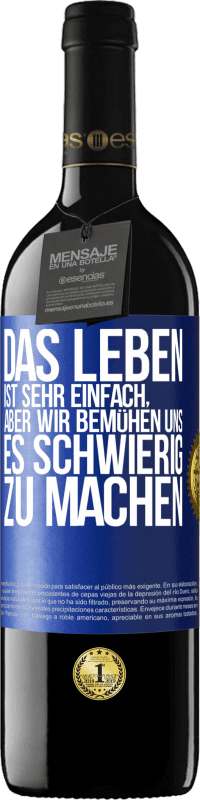 Kostenloser Versand | Rotwein RED Ausgabe MBE Reserve Das Leben ist sehr einfach, aber wir bemühen uns, es schwierig zu machen Blaue Markierung. Anpassbares Etikett Reserve 12 Monate Ernte 2014 Tempranillo