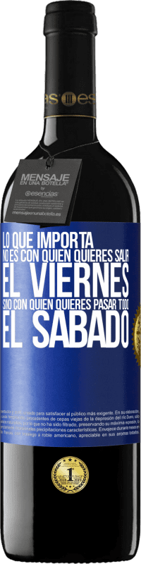 39,95 € Envío gratis | Vino Tinto Edición RED MBE Reserva Lo que importa no es con quién quieres salir el viernes, sino con quién quieres pasar todo el sábado Etiqueta Azul. Etiqueta personalizable Reserva 12 Meses Cosecha 2014 Tempranillo