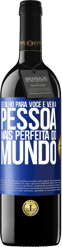 39,95 € | Vinho tinto Edição RED MBE Reserva Eu olho para você e vejo a pessoa mais perfeita do mundo Etiqueta Azul. Etiqueta personalizável Reserva 12 Meses Colheita 2015 Tempranillo