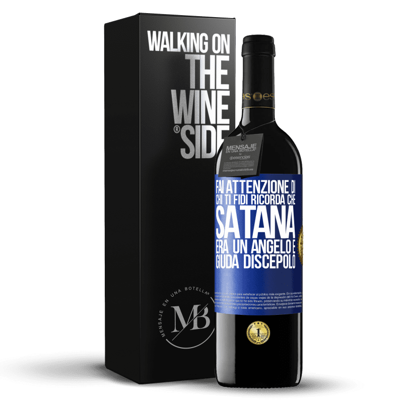 39,95 € Spedizione Gratuita | Vino rosso Edizione RED MBE Riserva Fai attenzione di chi ti fidi. Ricorda che Satana era un angelo e Giuda discepolo Etichetta Blu. Etichetta personalizzabile Riserva 12 Mesi Raccogliere 2016 Tempranillo