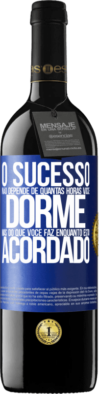 Envio grátis | Vinho tinto Edição RED MBE Reserva O sucesso não depende de quantas horas você dorme, mas do que você faz enquanto está acordado Etiqueta Azul. Etiqueta personalizável Reserva 12 Meses Colheita 2014 Tempranillo