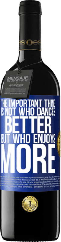 39,95 € | 赤ワイン REDエディション MBE 予約する 重要なことは、誰がより良いダンスをするのではなく、誰がもっと踊るのか 青いタグ. カスタマイズ可能なラベル 予約する 12 月 収穫 2014 Tempranillo